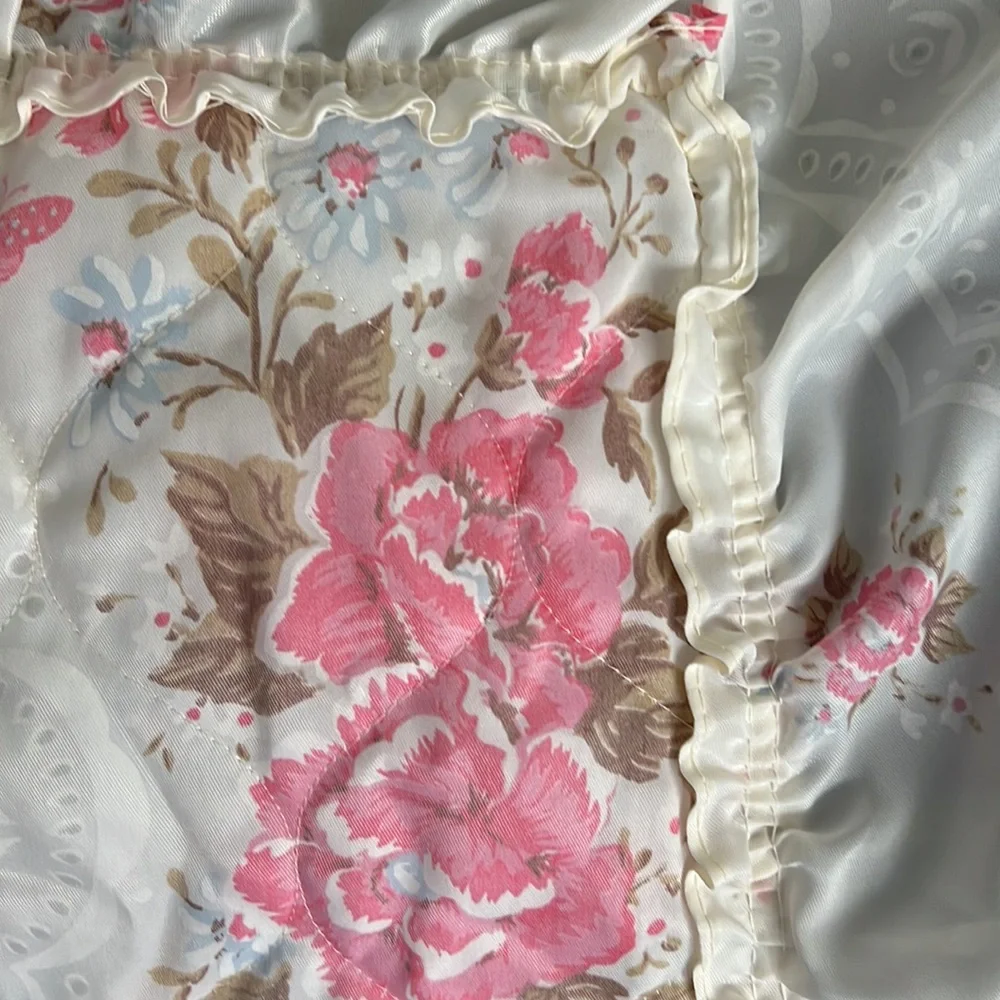 Set: 2 standard pillow cases & 1 comforter: white, pink flowers and butterflies